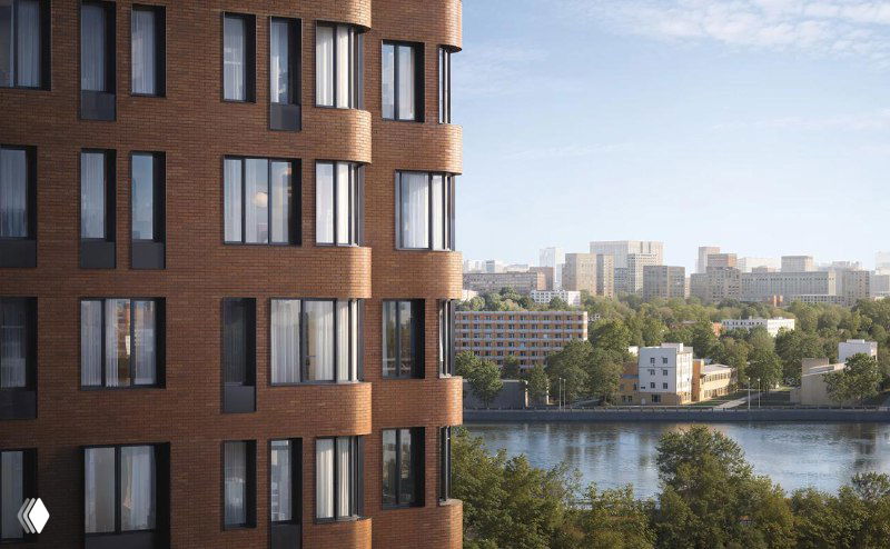 Фрагмент фасада корпуса и вид на Москву‑реку с панорамными окнами — демонстрация видов из квартир первой линии.