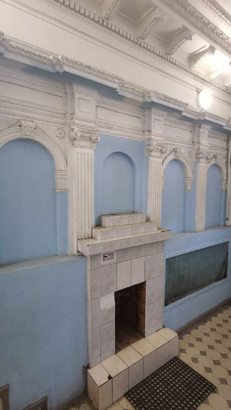 Интерьер парадной с декоративной лепниной, арочными нишами и высокими потолками — примеры классической отделки петербургских доходных домов.