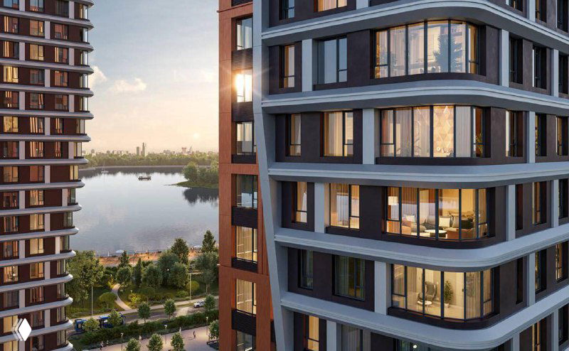 Крупный план фасада с увеличенными окнами и панорамными сторонами проекта U2, демонстрирующий отделку и архитектурные детали жилых корпусов.