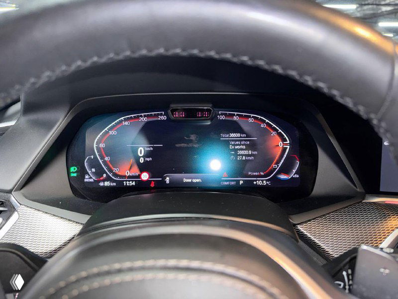 Цифровая приборная панель BMW X5 30d xDrive MSport: дисплей с информацией водителя и цифровыми шкалами в салоне автомобиля.