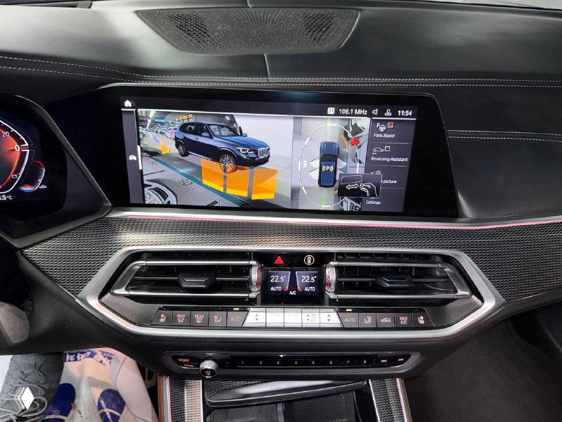 Мультимедиа и центральная консоль BMW X5 30d xDrive MSport: большой экран, камеры окружения и элементы управления климатом и медиасистемой.