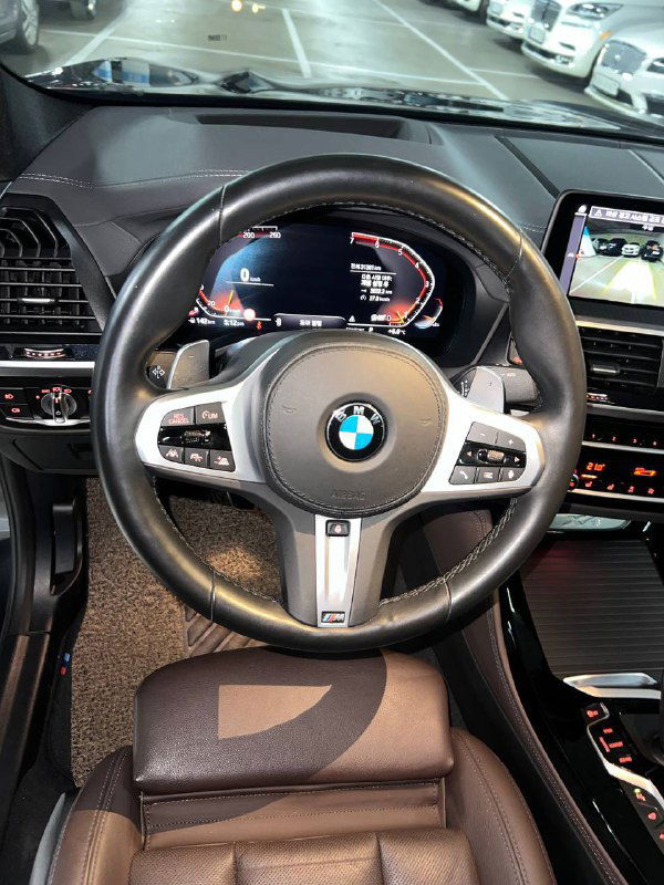 Рулевое колесо и панель приборов BMW X4: вид салона водителя, мультируль и элементы управления в хорошем состоянии, демонстрация интерьера.