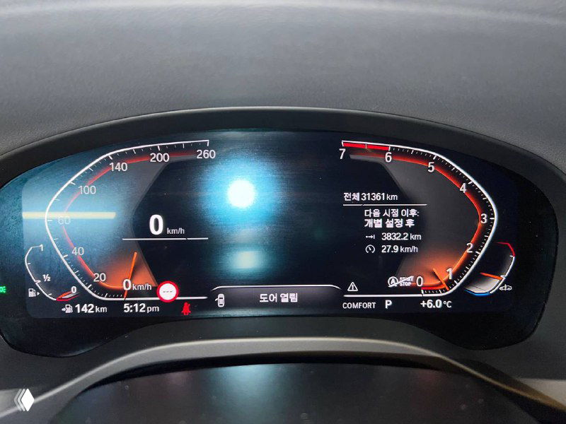 Цифровая приборная панель BMW X4 с включённым дисплеем: показания пробега и режимов, крупный план мультимедийной и ходовой информации внутри салона.