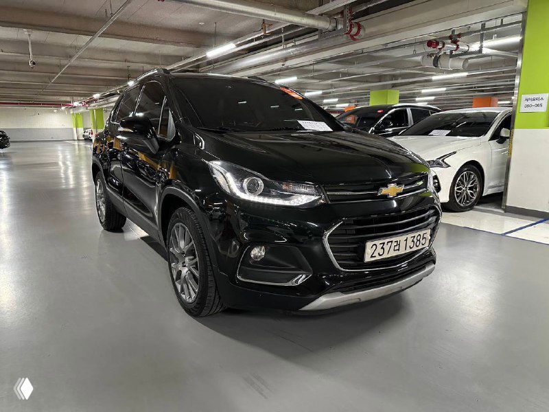 Chevrolet Trax 2020, вид спереди под углом справа — чёткая фотография кузова и передней части автомобиля на парковке.