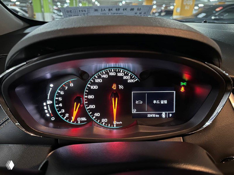 Панель приборов Chevrolet Trax 2020 — показывается комбинация приборов с пробегом, тахометром и индикаторами на торпедо.