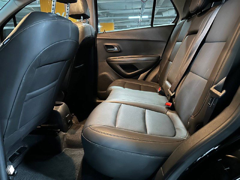 Задний ряд сидений Chevrolet Trax 2020 — фотография показывает состояние обивки, пространство для ног и ремни безопасности на задних сиденьях.