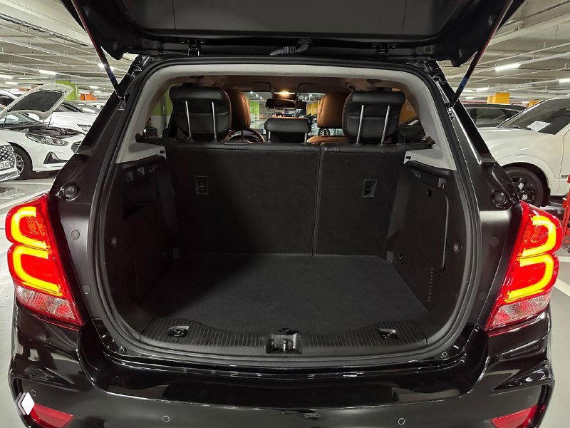 Багажное отделение Chevrolet Trax 2020 с открытой крышкой — видна глубина багажника, состояние коврика и образцы свободного места.