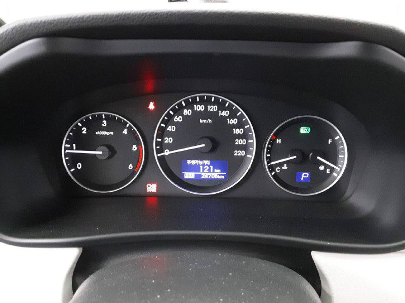 Панель приборов и спидометр Hyundai Grand Starex Limousine: показания пробега, индикаторы и общий вид комбинации приборов в салоне.