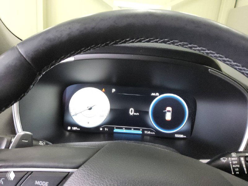 Цифровая приборная панель Hyundai Santa Fe, крупный план на скоростной круговой спидометр и индикаторы, экран показывает нулевую скорость