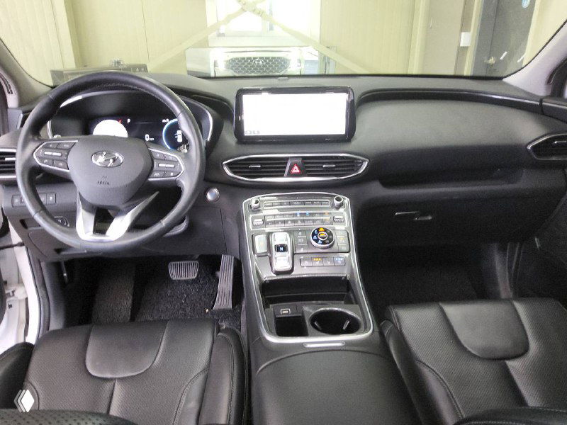 Передняя панель и рулевое колесо Hyundai Santa Fe, крупный план центральной консоли с мультимедийным экраном и органами управления