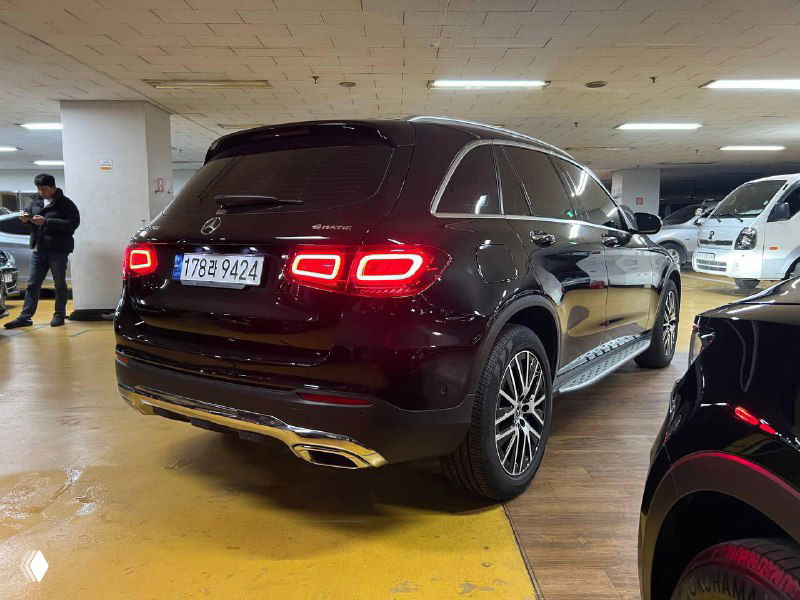Угол сзади‑право автомобиля Mercedes GLC 220 D 4Matic, парковочное помещение, вид багажника и элементы задней оптики на фото.