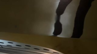 Отражение в лаке кузова Mercedes GLC 220 D 4Matic — кадр с полом и ногами оператора, показывает глянец и состояние лакокрасочного покрытия.