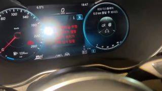 Снимок приборной панели Mercedes GLC 220 D 4Matic: цифровая панель, индикаторы и элементы управления видны на включённом двигателе.