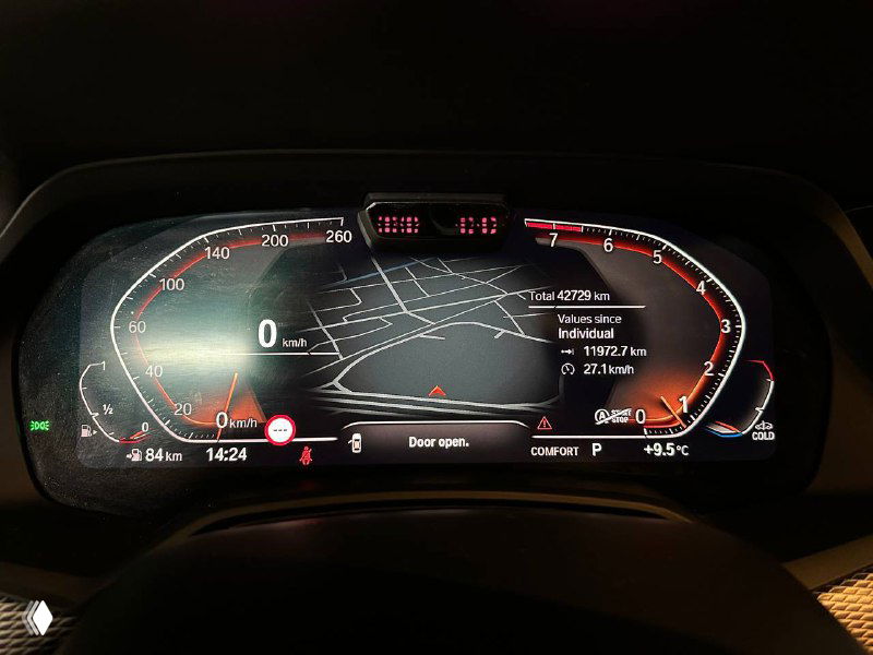 Цифровая приборная панель BMW X6 с картой навигации и показаниями бортового компьютера, иллюстрация интерфейса и пробега