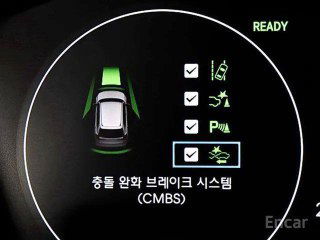 Экран бортового компьютера Honda CR‑V с индикацией систем безопасности и помощи водителю, некоторые надписи на корейском языке.