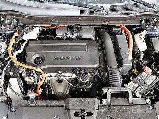 Подкапотное пространство Honda CR‑V: вид на моторный отсек с надписью HONDA и гибридные элементы и проводку.