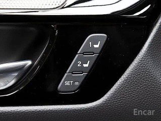 Крупный план кнопок памяти сидений на двери Honda CR‑V — подписи 1/2/SET и чёрная обшивка возле ручки.