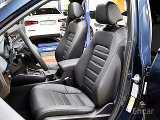 Передние сиденья Honda CR‑V Touring: чёрная кожа с контрастной прострочкой, подлокотник и панель центральной консоли на фоне салона.