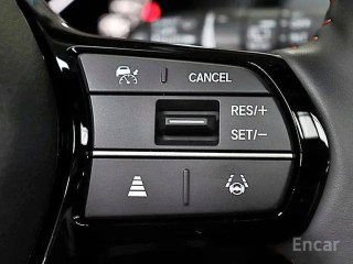 Кнопки управления на руле Honda CR‑V — элементы круиз‑контроля, регулятор скорости и индикаторы ассистентов в крупном плане.