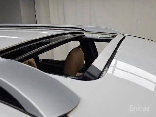 Солнечный люк на крыше Kia Mohave Masters белого цвета, крупный план открытого люка и верхней части салона под естественным освещением.