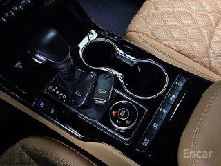 Центральная консоль Kia Mohave Masters: селектор передач, регуляторы привода 4WD, подстаканники и крупный обзор управляющих кнопок и материалов отделки.