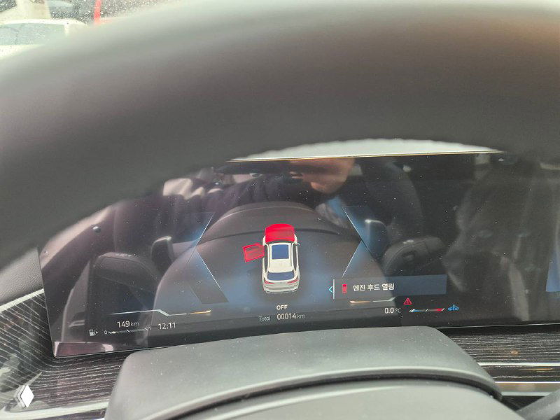 Снимок приборной панели и мультимедиа BMW X5 30D — видна диаграмма открытия дверей и элементы интерфейса на цифровой панели.