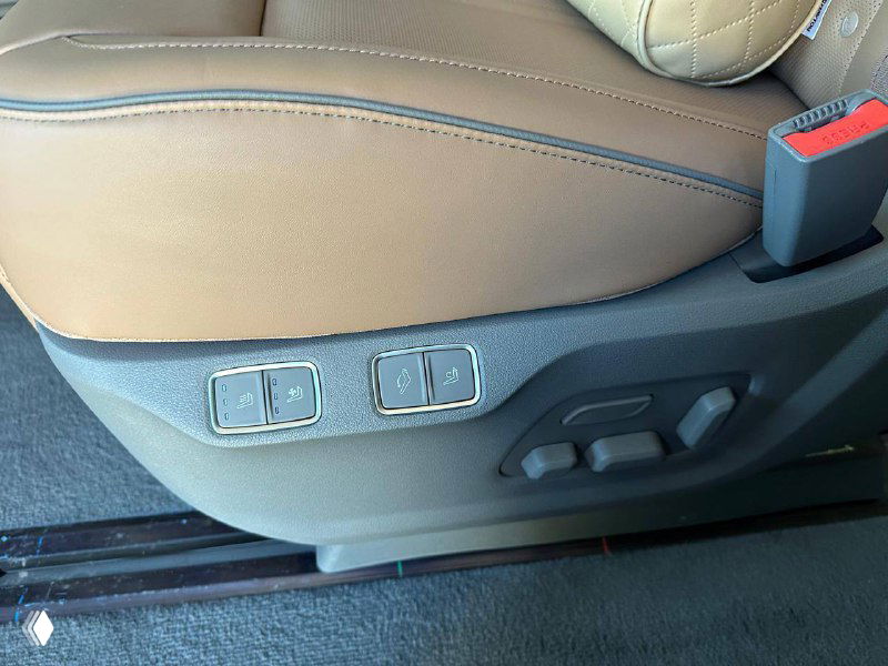 Крупный план кнопок управления на боковой панели сиденья Hyundai Staria, видны регулировки и качественная отделка материалов.