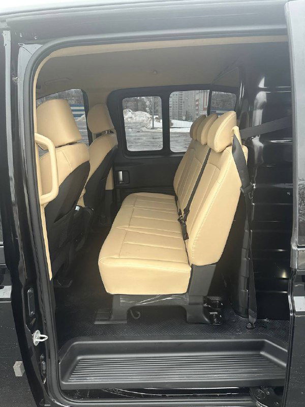 Салон и пассажирские сиденья Hyundai Staria Cargo с бежевой обивкой; видно второй ряд кресел и порядок в пассажирском отсеке.