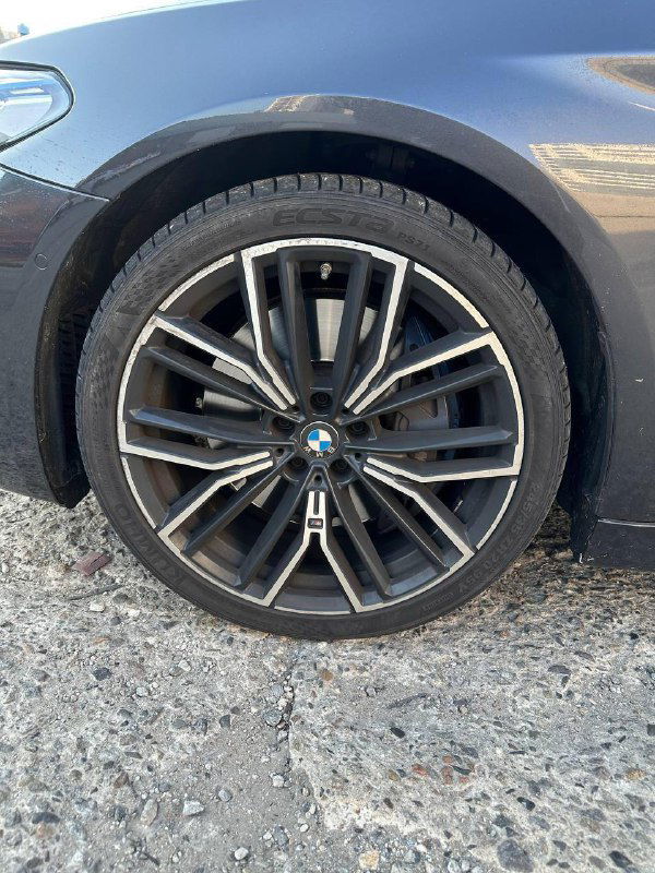 Крупный план легкосплавного колёсного диска BMW M-стиля с тормозным суппортом; состояние диска и резины видно на фото.