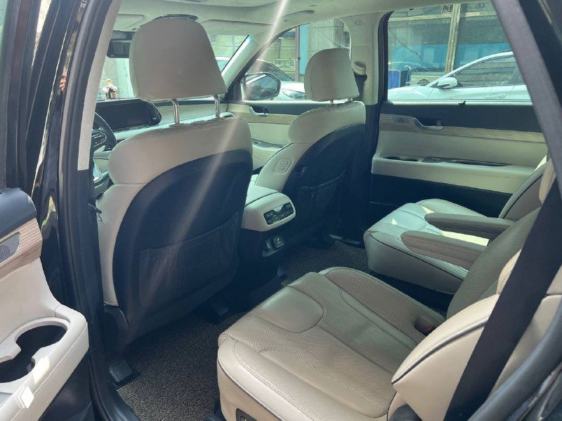 Задний ряд салона Hyundai Palisade Prestige: кожаные сиденья, пространство для ног и общая компоновка второго ряда в премиальной отделке.
