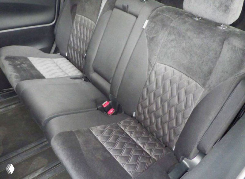 Второй ряд сидений Toyota Alphard: тёмная тканевая и комбинированная отделка, видны подголовники, ремни и состояние заднего дивана на фото.