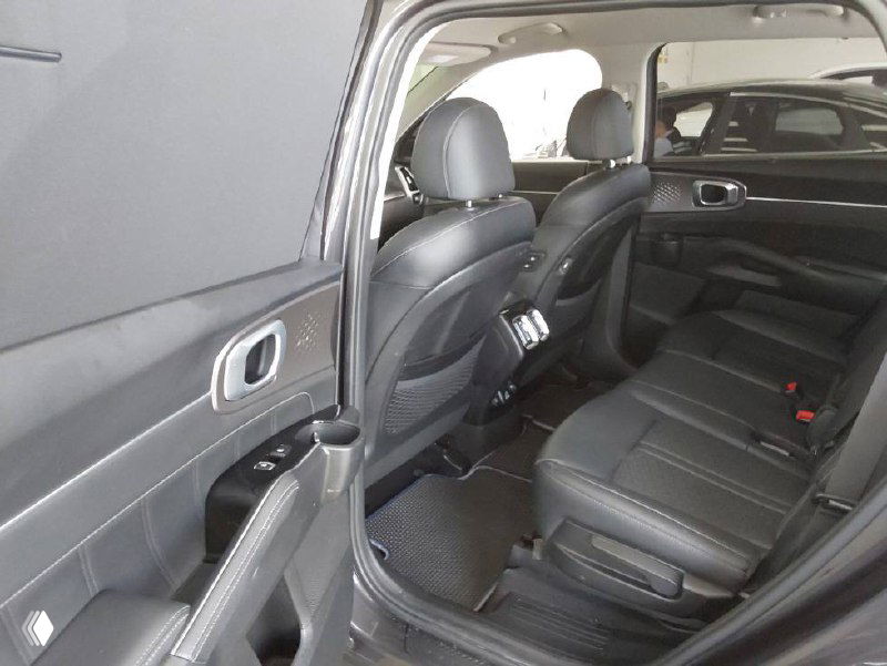 Задний ряд сидений Kia Sorento 2021, кожаная обивка, подголовники и пространство для пассажиров, вид двери и порога.