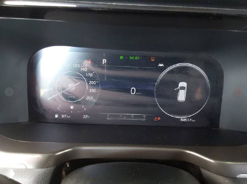 Приборная панель Kia Sorento 2021 с цифровыми приборами на холостом ходу — показания спидометра и индикаторов в салоне.
