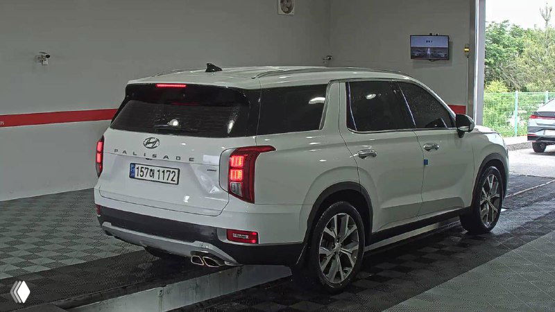 Hyundai Palisade, вид сзади в автосалоне: фонари, задний бампер и геометрия багажника для проверки внешнего состояния автомобиля.