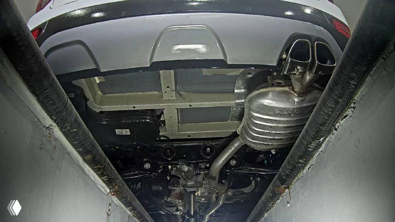 Фото днища и элементов подвески Hyundai Palisade: видна выхлопная система, рама и агрегаты для оценки коррозии и техсостояния.