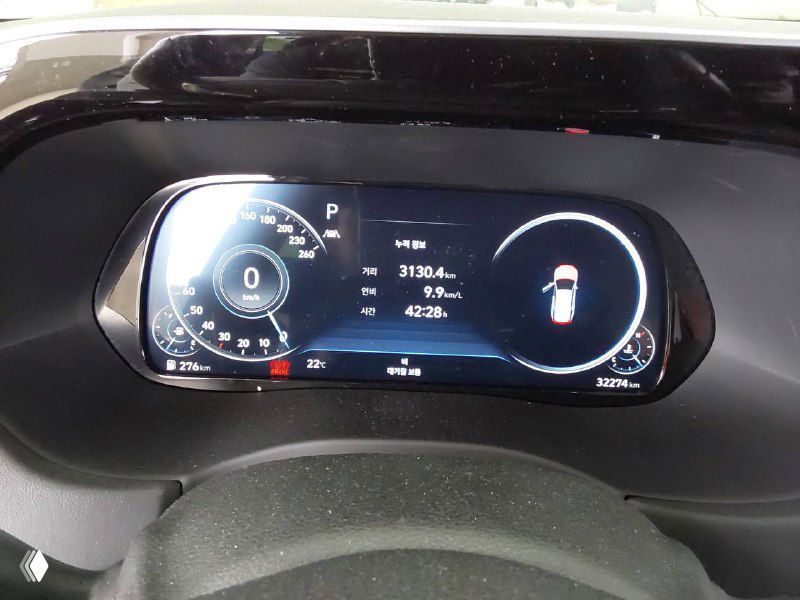 Крупный план приборной панели Hyundai Palisade: цифровой щиток, показания пробега около 32 500 км и индикация режимов работы трансмиссии.