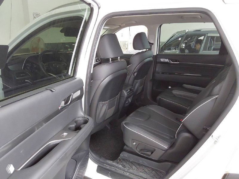 Задние сиденья Hyundai Palisade: пространство для пассажиров, состояние обивки и вид на посадочные места с акцентом на наличие опций и чистоту салона.