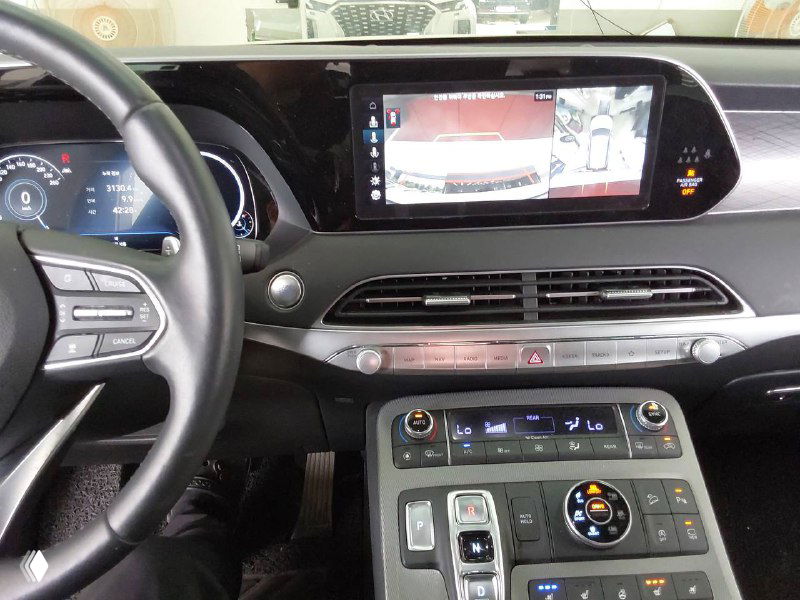 Центральная консоль и мультимедийный экран Hyundai Palisade: отображение камеры и интерфейса, органы управления климатом и мультимедиа в одном кадре.