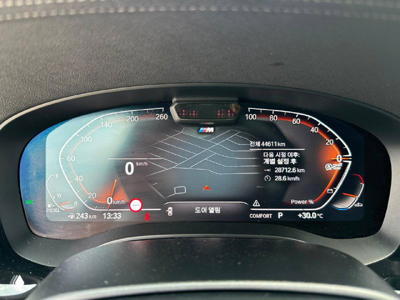 Панель приборов BMW GT 620D с цифровой приборной панелью; на экране видно указание пробега около 44611 км и режимы работы автомобиля.