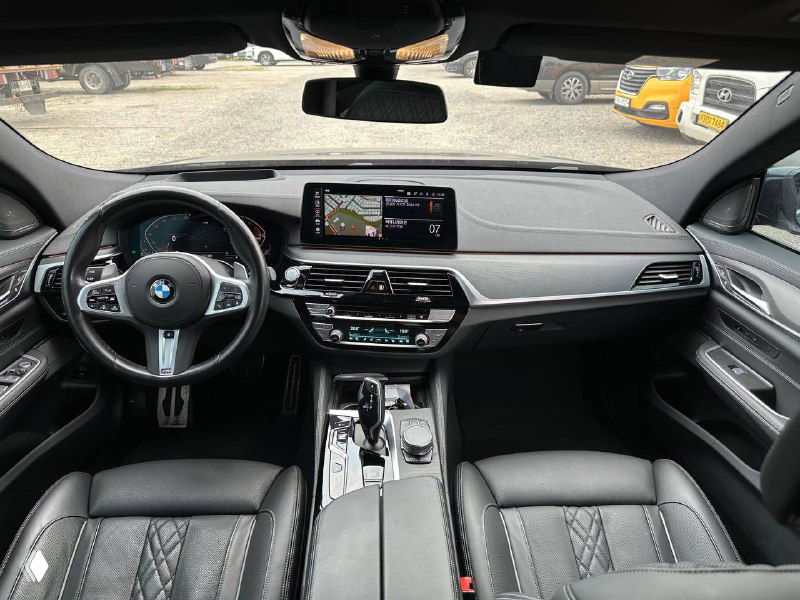 Вид салона BMW GT 620D: центральная консоль, мультимедийный дисплей, рулевое колесо и панель управления в хорошем состоянии, салон без видимых повреждений.