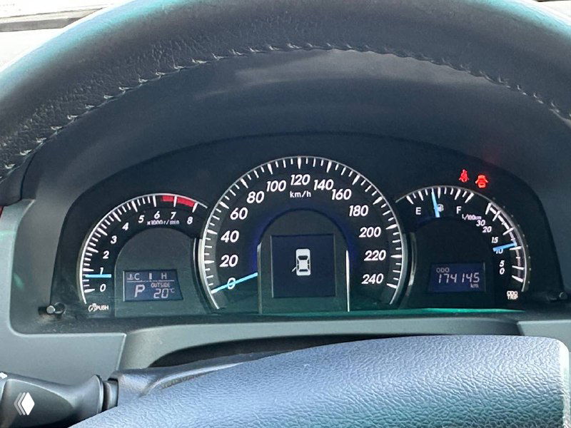 Приборная панель и спидометр Toyota Camry V50: показаны показатели скорости и топлива, аккуратный вид стрелок и дисплея между шкалами.