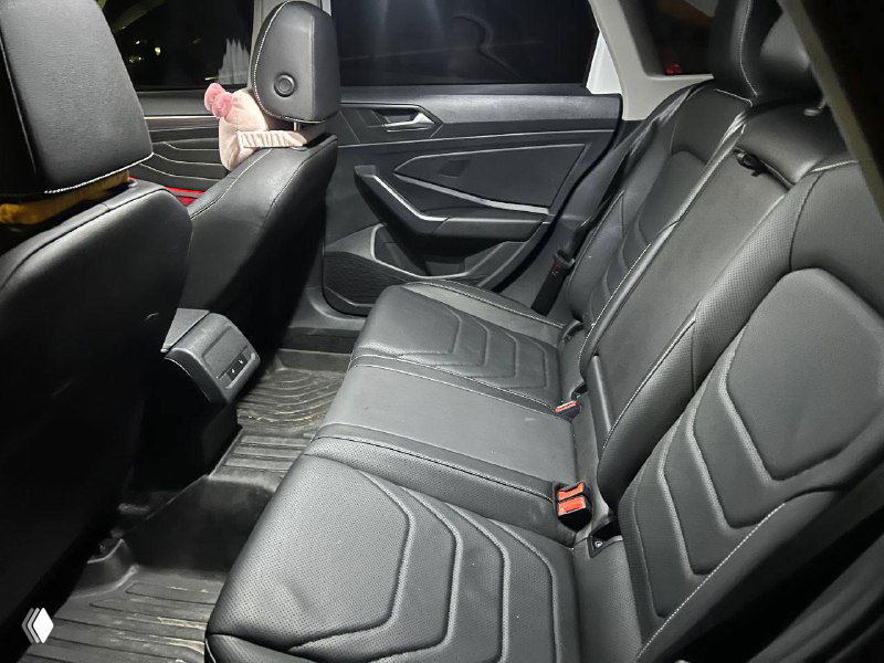 Задние сиденья и пространство для пассажиров в Volkswagen Jetta; видна обивка, подголовники и состояние салона на фото.