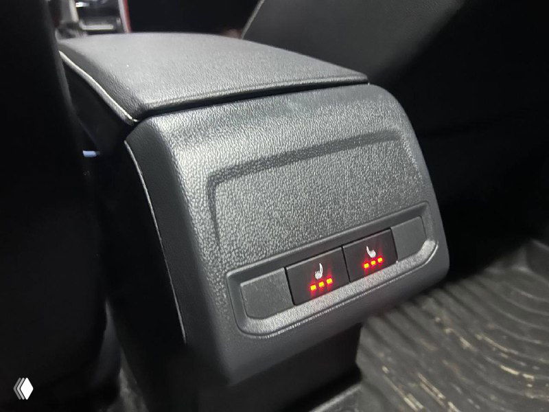 Крупный план блока с подогревом задних сидений и управляющими кнопками в салоне Volkswagen Jetta, видны индикаторы.