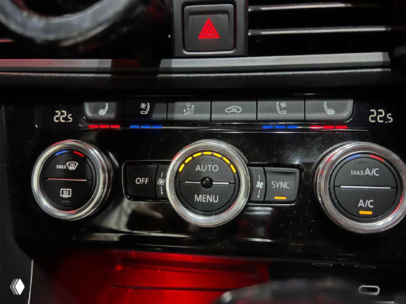 Крупный план блока климат‑контроля и регуляторов температуры в Volkswagen Jetta; видна цифровая индикация и кнопки управления.