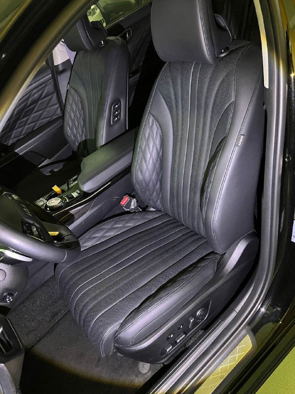 Интерьер переднего пассажирского кресла Kia K8 Signature: чёрная кожа с прострочкой, электрорегулировки и удобная боковая поддержка