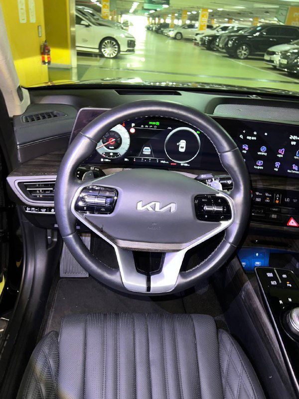 Рулевое колесо и приборная панель Kia K8 — мультируль с эмблемой KIA, цифровая панель и элементы управления мультимедиа