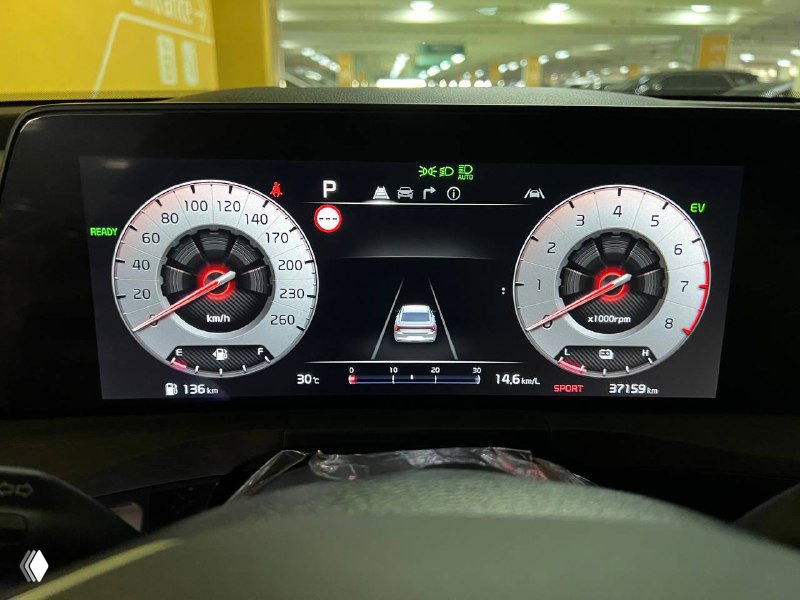 Приборная панель Kia K8: крупный цифровой щиток с тахометром и спидометром, отображение режимов гибрида и информации о движении