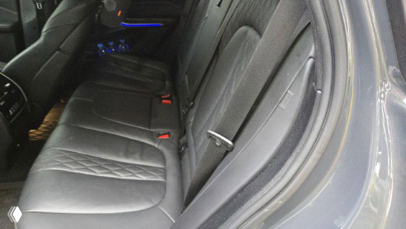 Задний ряд сидений BMW X5 40D: чёрная кожаная обивка, состояние салона и расстояние для пассажиров, фото крупным планом.