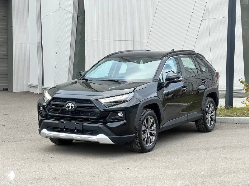 Чёрный Toyota RAV4 в три четверти слева, показаны боковые панели, диски и общий силуэт автомобиля на стоянке.