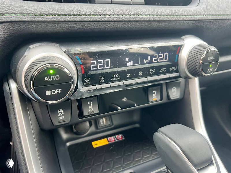 Панель климат-контроля Toyota RAV4: два поворотных регулятора, цифровые показания температуры и кнопки режимов обогрева.